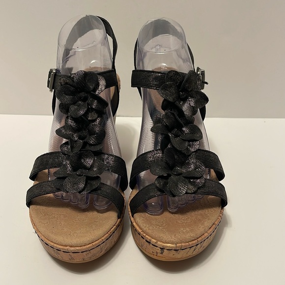 B.o.c Cork Wedge Sandals Women’s 11 M Black Flowers Metallic Buckle Closure - Picture 2 of 11